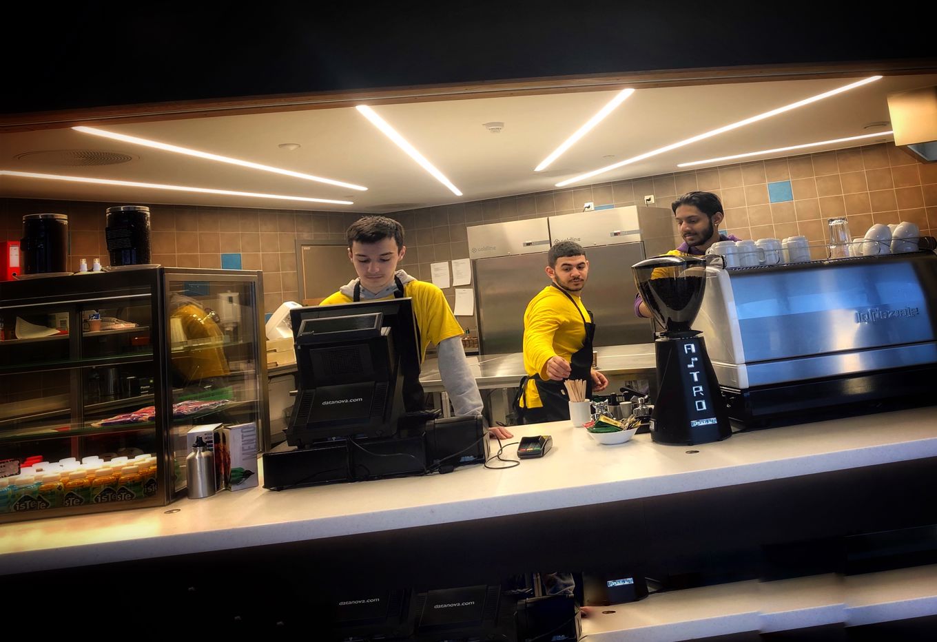 Tre unge menn, elever, kaffebar,Ung gutt, portrett, yrkesfag, elev, service og samferdsel