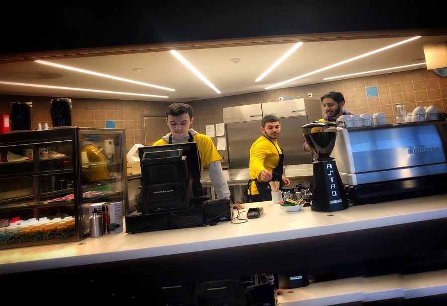 Tre unge menn, elever, kaffebar,Ung gutt, portrett, yrkesfag, elev, service og samferdsel