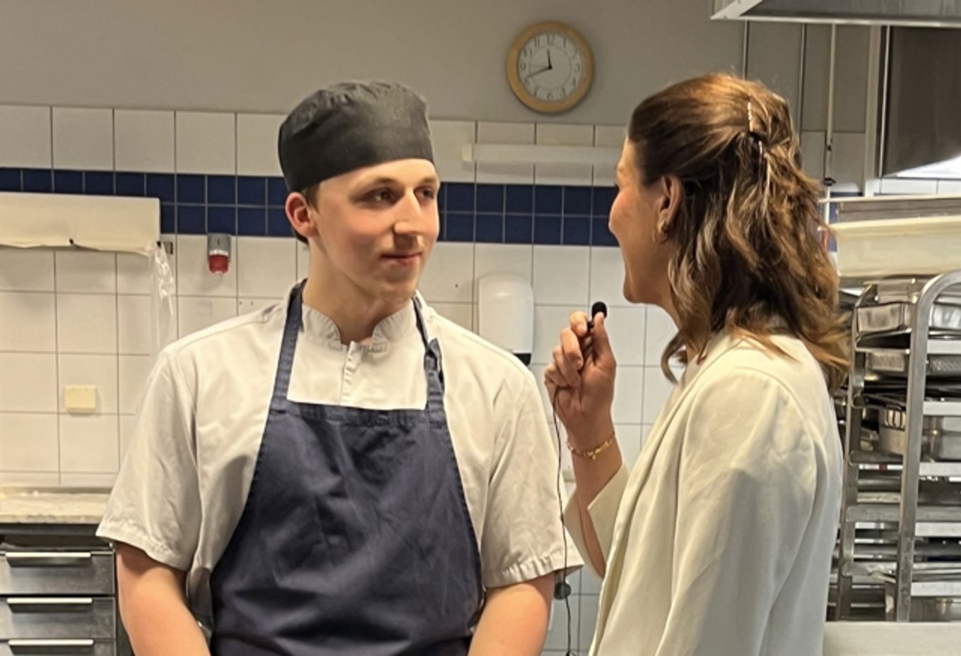 en person og en person i et rom