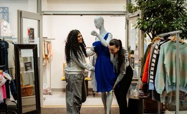 Et par personr som poserer for et bilde med en person i et plagg