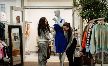 Et par personr som poserer for et bilde med en person i et plagg