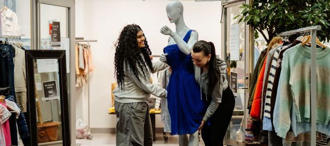 Et par personr som poserer for et bilde med en person i et plagg