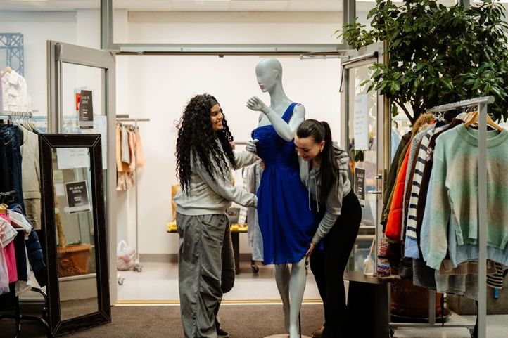 Et par personr som poserer for et bilde med en person i et plagg