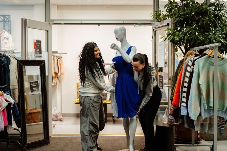 Et par personr som poserer for et bilde med en person i et plagg