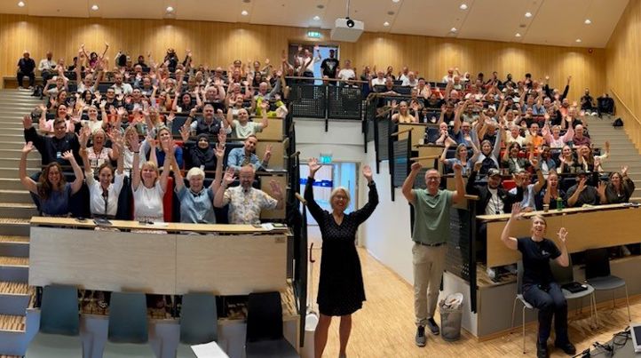en person som står foran en folkemengde