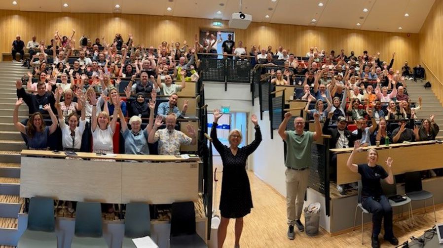 en person som står foran en folkemengde