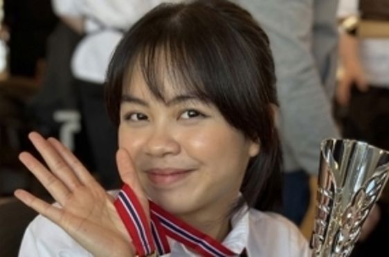 en person som holder hånden opp