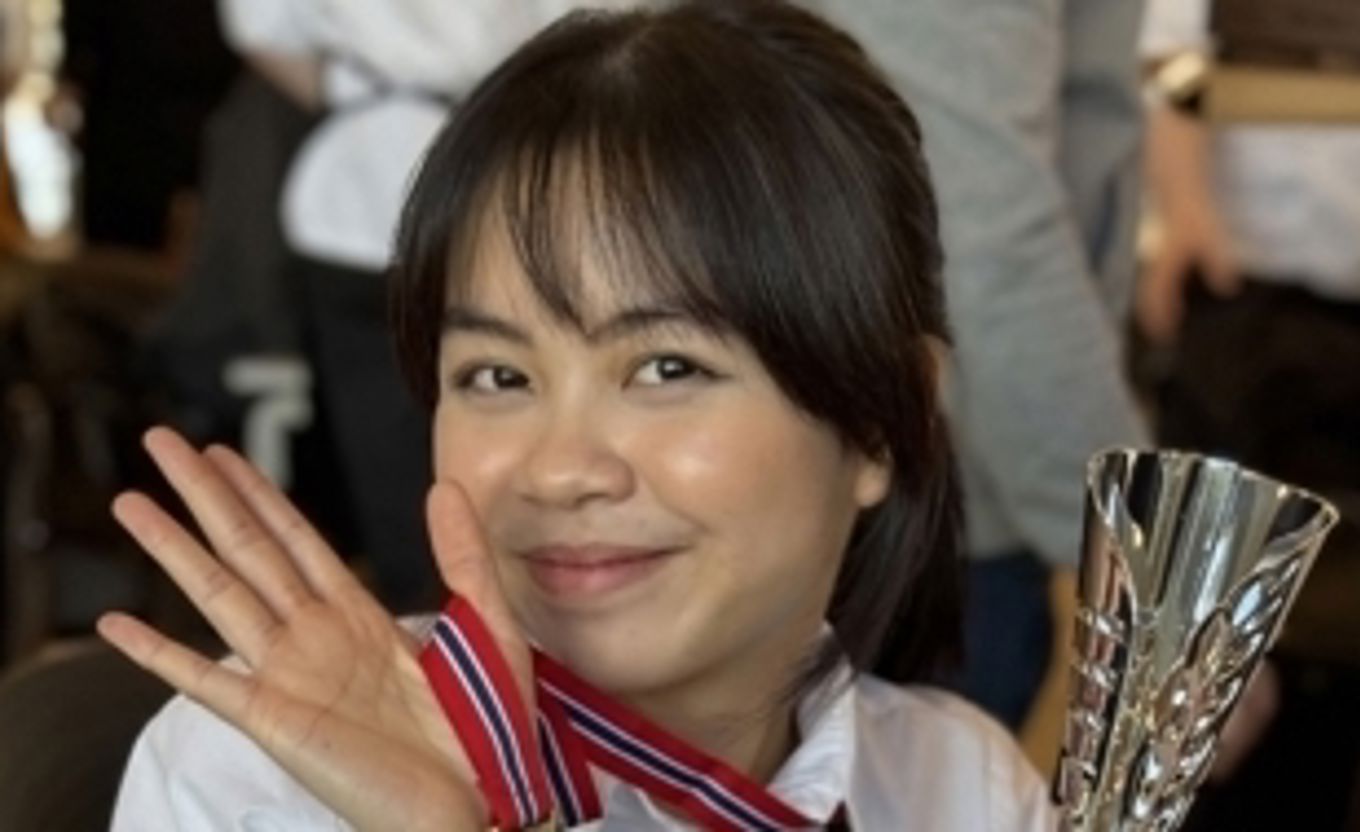 en person som holder hånden opp