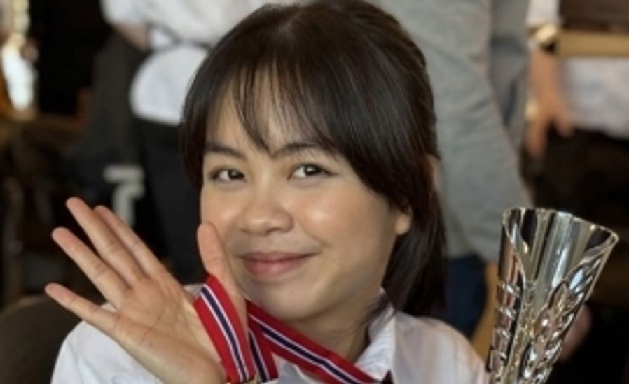 en person som holder hånden opp