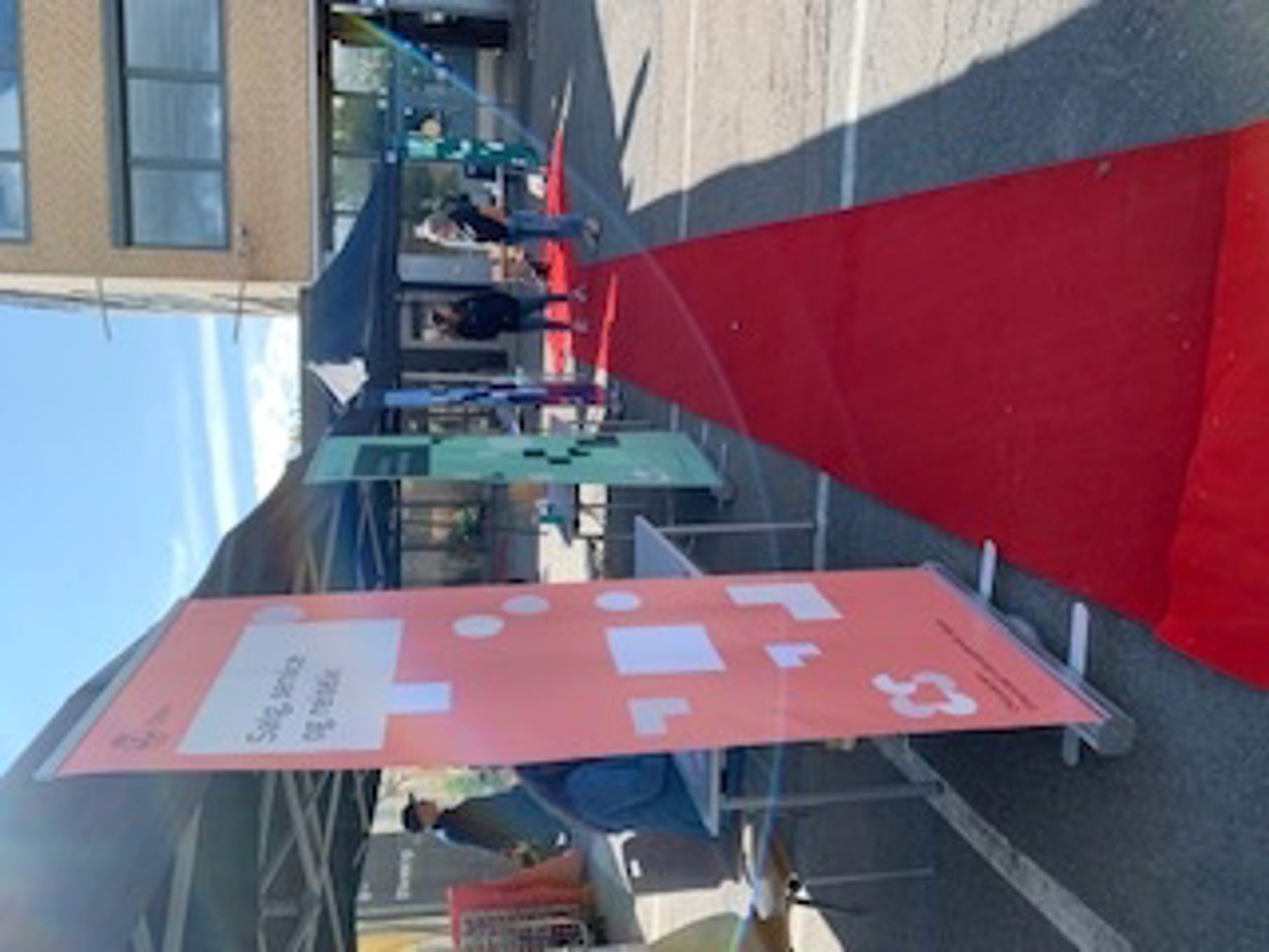 et rødt og hvitt skilt