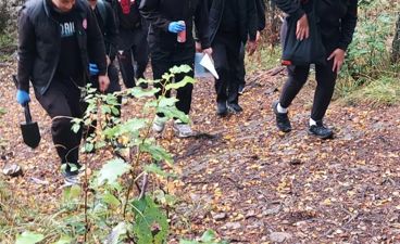 en gruppe mennesker som går på en sti