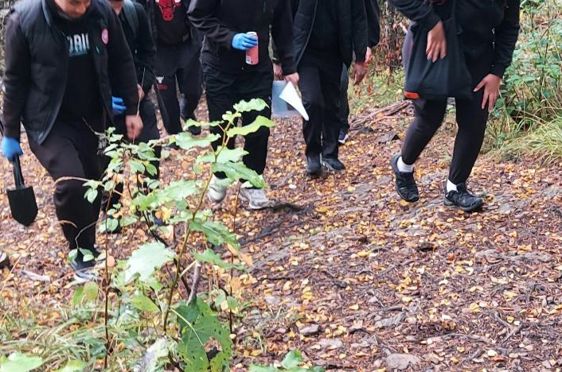 en gruppe mennesker som går på en sti