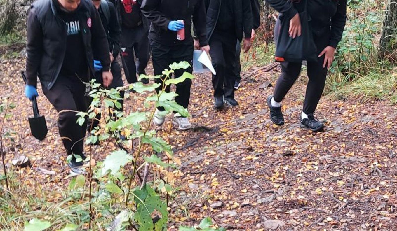 Foto: Elizabeth Joten en gruppe mennesker som går på en sti