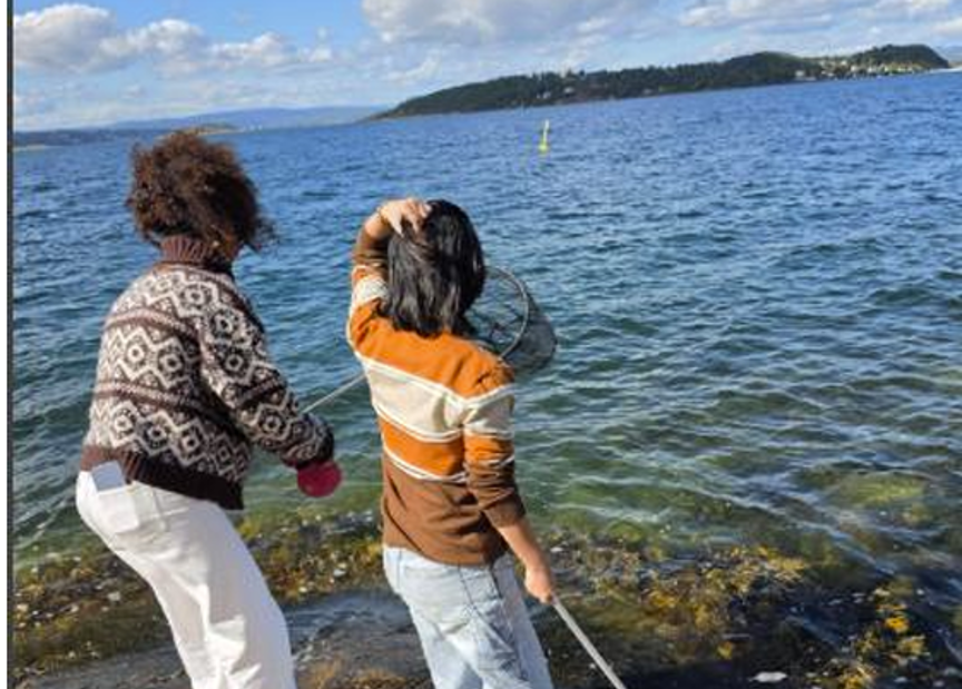 To personr som fisker på en strand