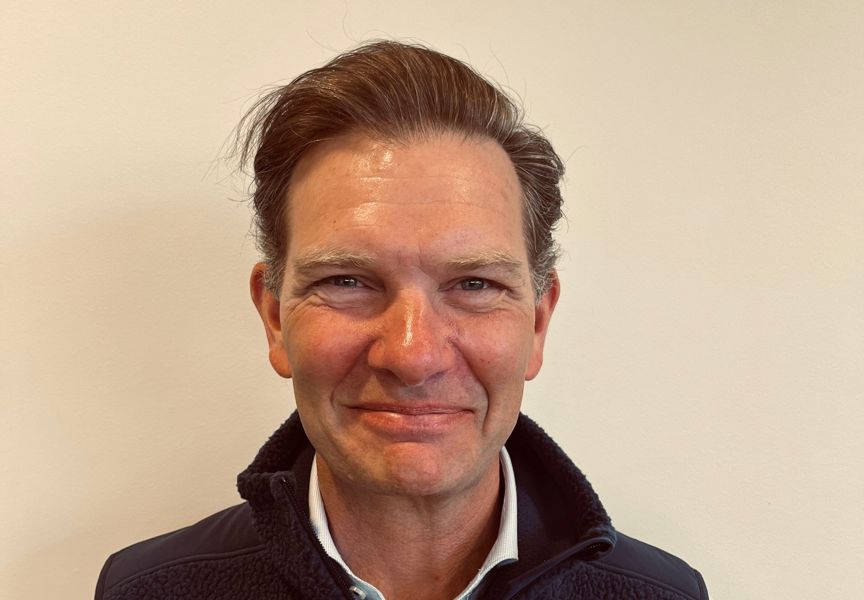 en person som smiler til kameraet