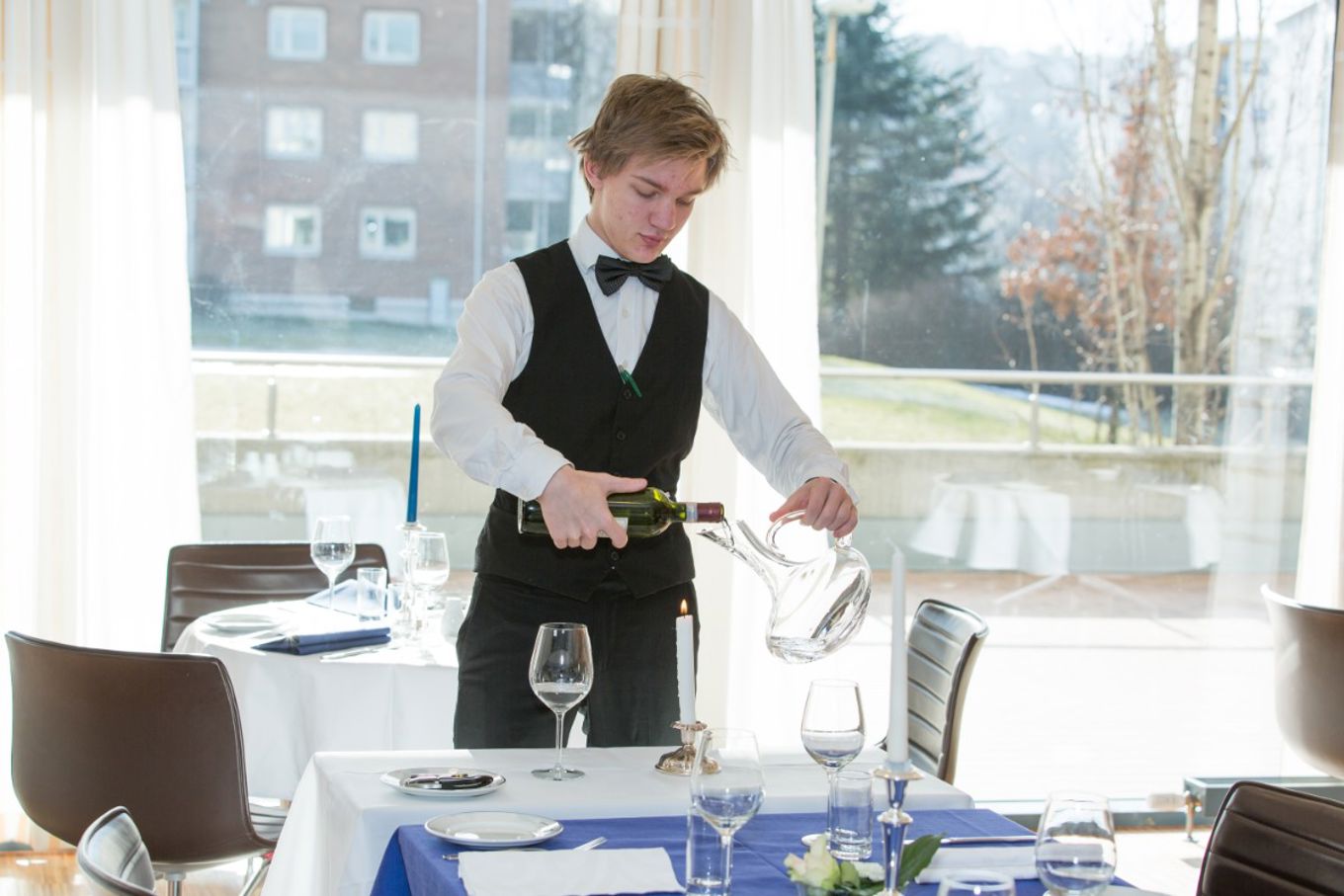 Foto: Etterstad vgs Ung mann lærer å bli servitør