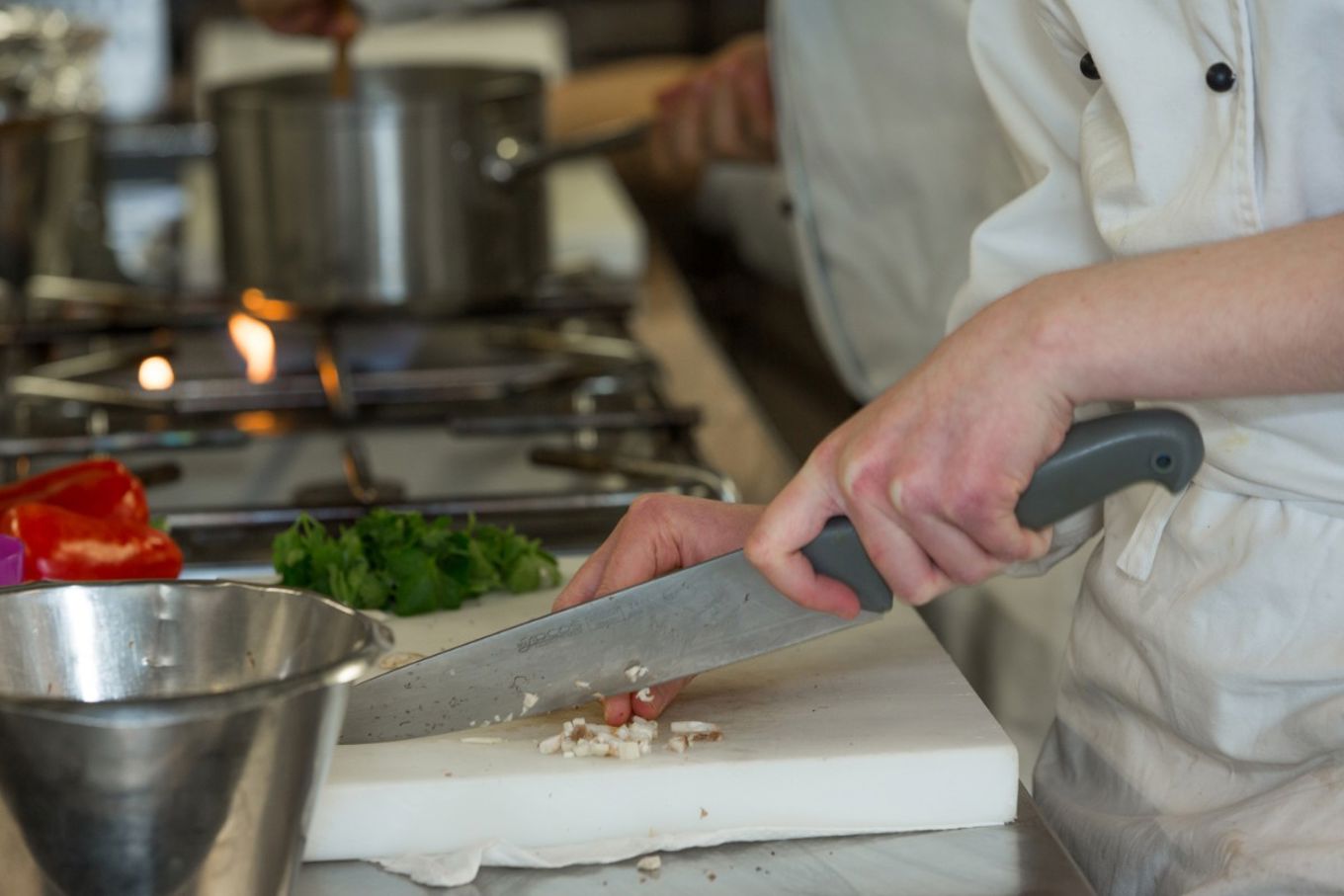 Kokk skjærer grønnsaker