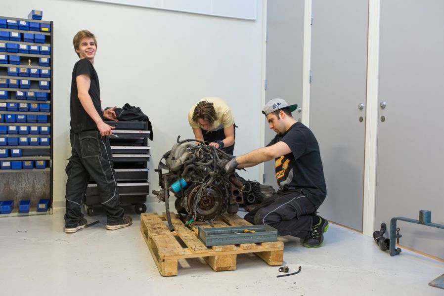 Tre gutter, elever i verksted, mekker, maskiner