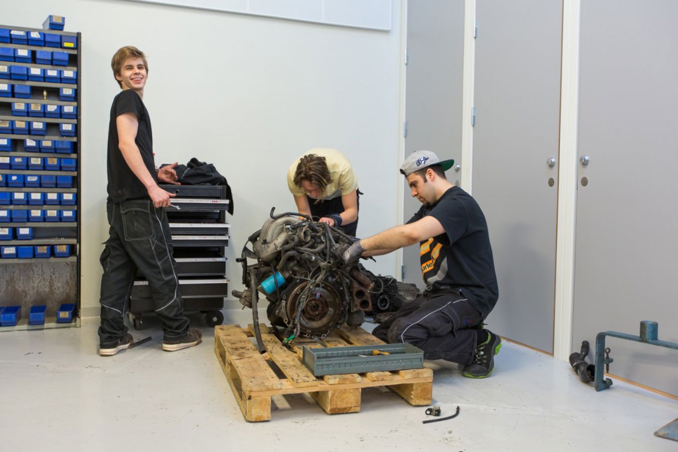 Foto: Etterstad vgs Tre gutter, elever i verksted, mekker, maskiner