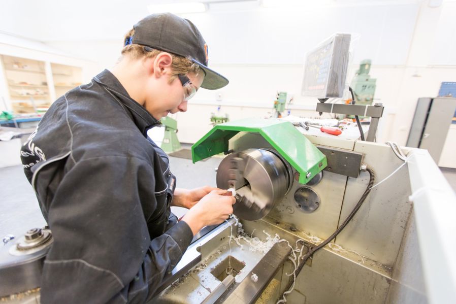 Gutt, elev, verksted, maskiner