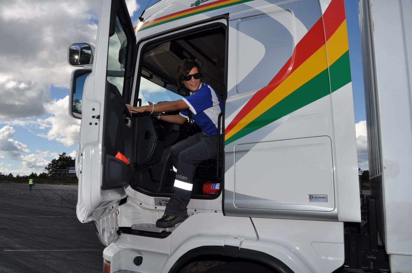 Foto: Opplæringskontoret for Service og Samferdsel Kvinne sjåfør tungtransport